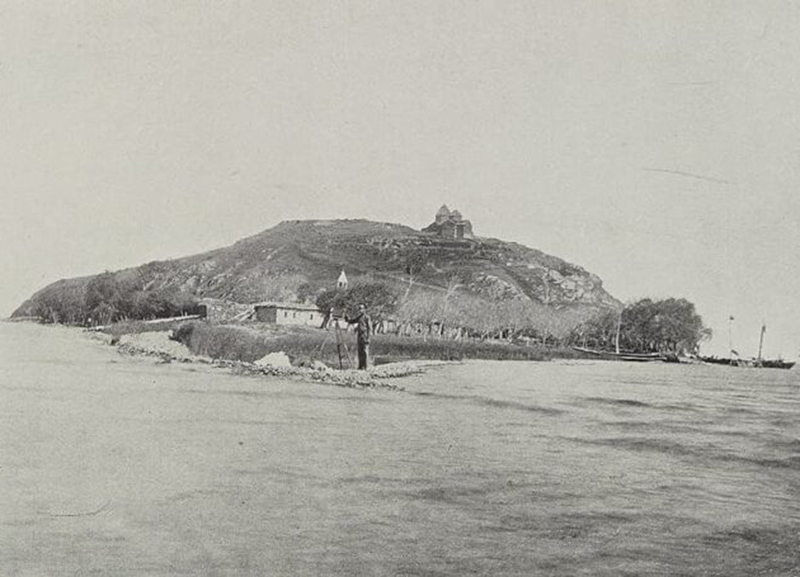 Սևանա լճի կղզին 1898 թվականին. ջրի մակարդակի անկման պատճառով այսօր՝ թերակղզի